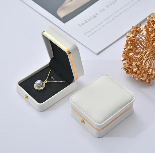 Exklusive Schmuckbox aus hochwertigem Leder
